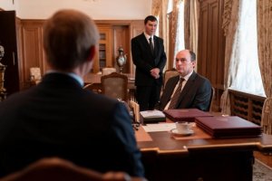 Čarodejník z Kremľa: moc ako divadlo