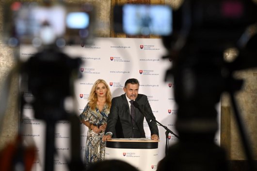 Trojročné zmluvy sú „len“ pozastavené a prejdú kontrolou, odkazuje Fond na podporu umenia aj ministerstvo kultúry