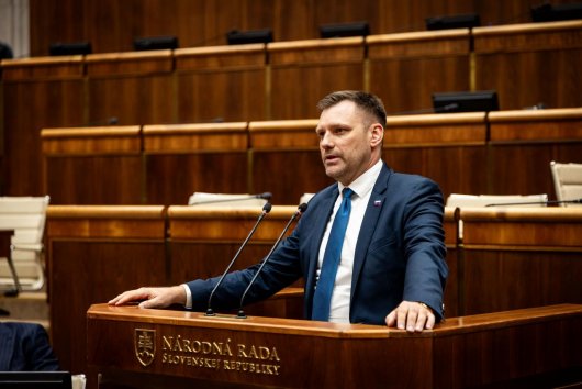 Tomáš Taraba zakladá novú stranu, zbiera podpisy
