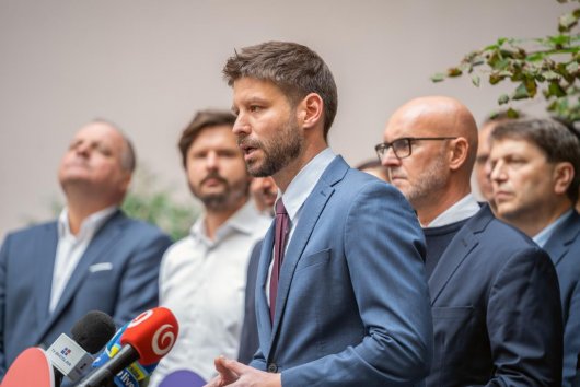 Michal Šimečka dostal strach. V snahe neprehrať a získať premiérske kreslo opustil vlastnú stranu a jej hodnoty