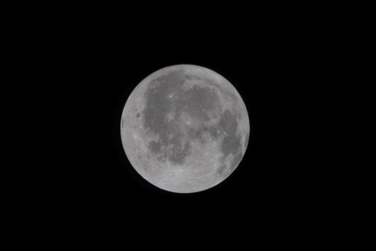 Astronauti misie Artemis 2 pozorovali „veľký kaňon“ na Mesiaci