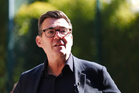 Nový britský premiér Andy Burnham zdôraznil potrebu písomnej ústavy