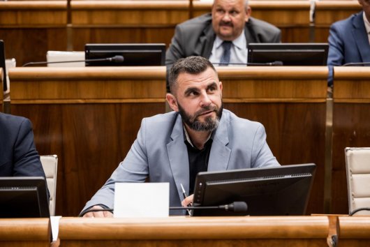Progresívne Slovensko podáva podnet na poslanca Smeru Mažgúta, spochybňuje jeho majetkové priznanie
