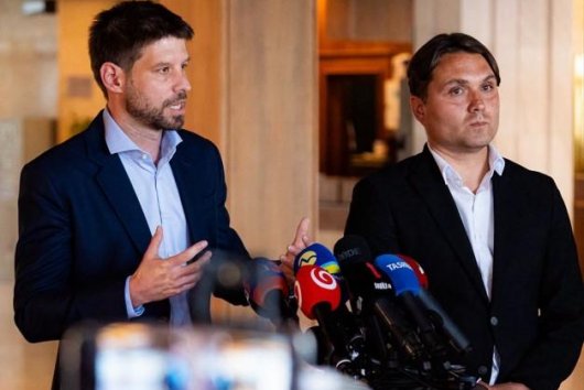 Fikcia: Výmena vlády v spolupráci PS a Republiky?