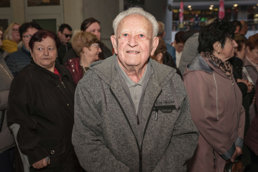 Milujeme svoje vnúčatá. Ale chceme 13. dôchodok. Anketa medzi voličmi Smeru na MDŽ