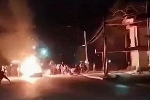 Protesty na Kube eskalujú. Demonštranti vyrabovali kanceláriu komunistickej strany