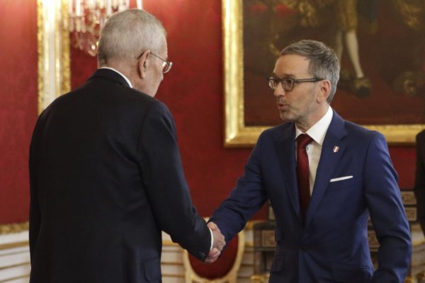 Rakúsky prezident poveril predsedu krajne pravicovej FPÖ zostavením novej vlády