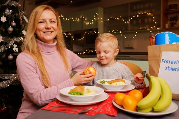 Tesco už 13 rokov spája Slovensko na pomoc ľuďom v núdzi. Najväčšia potravinová zbierka štartuje 20. novembra