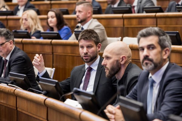 Opozícia sa pre zákon na zriadenie nového úradu namiesto ÚOO obráti na ÚS