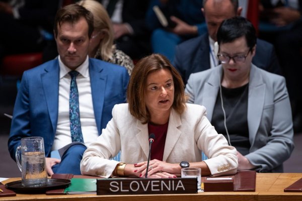 Slovinská vláda odsúdila „útok“ na demokraciu, obáva sa zasahovania do volieb