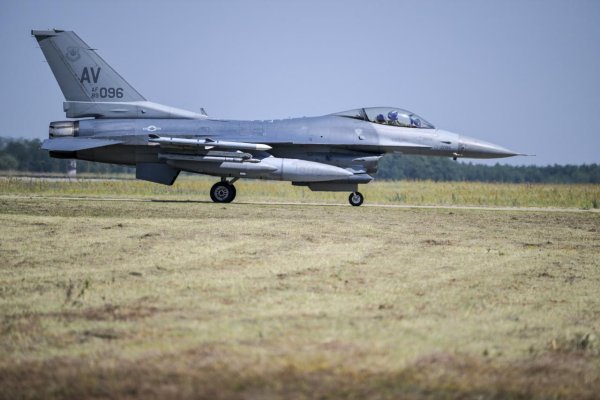 Stíhačka F-16 preletela nad Slovenskom už so slovenským pilotom