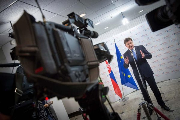 Lajčák drží líniu, po ruke má Blahu, Hlávková: Mala som povinnosť poukázať na zlyhanie