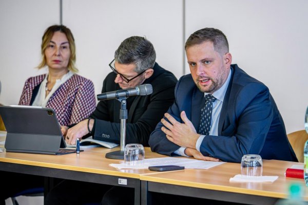 Šaško na rokovanie o liekovej novele nepozval opozíciu, tá to kritizuje