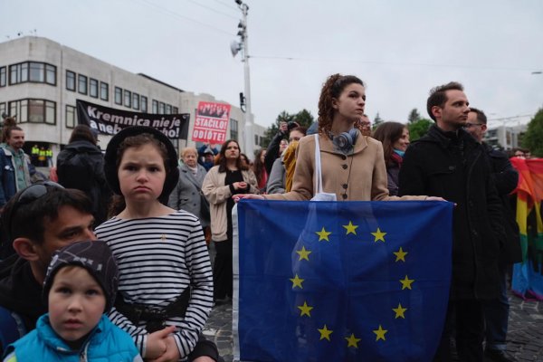 Na proteste proti zásahom do kultúry sa pred parlamentom zišli stovky ľudí