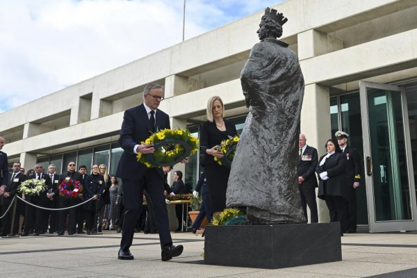 Austrálsky premiér položil pred parlamentom veniec k soche Alžbety II.