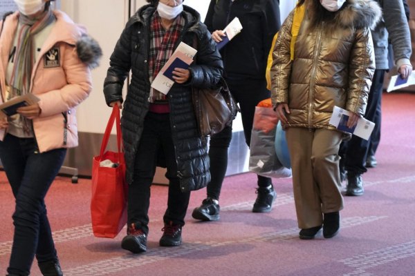 Japonský minister vládnym lietadlom priviezol Ukrajincov z Poľska