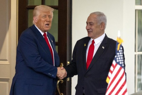 Netanjahu je hrdina, nebudeme tolerovať jeho stíhanie, vyhlásil Trump
