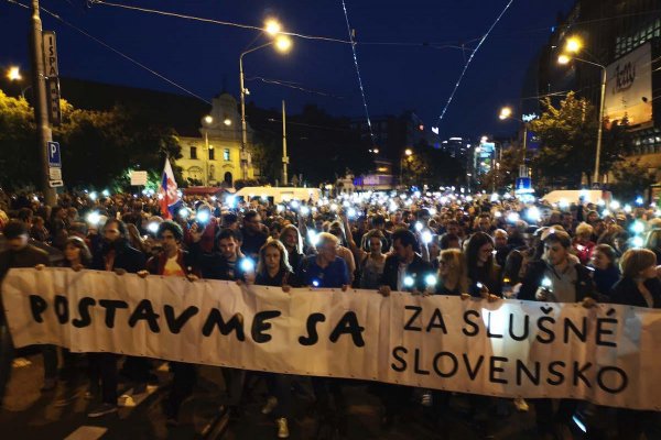 Pred parlamentom protestovalo asi päťtisíc ľudí