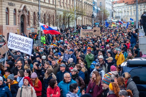 Viac než 14-tisíc ľudí protestovalo v uliciach Bratislavy za odvolanie vedenia MK SR, vedenia STVR a vedenia a Rady FPU