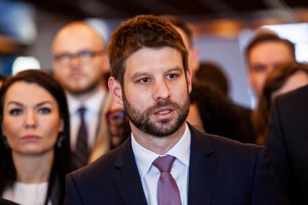 Opoziční poslanci vyzývajú na odstúpenie Lajčáka z pozície poradcu premiéra