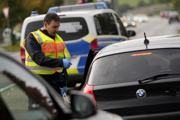 Nemecko predlžuje kontroly na hraniciach s Poľskom, ČR a Švajčiarskom