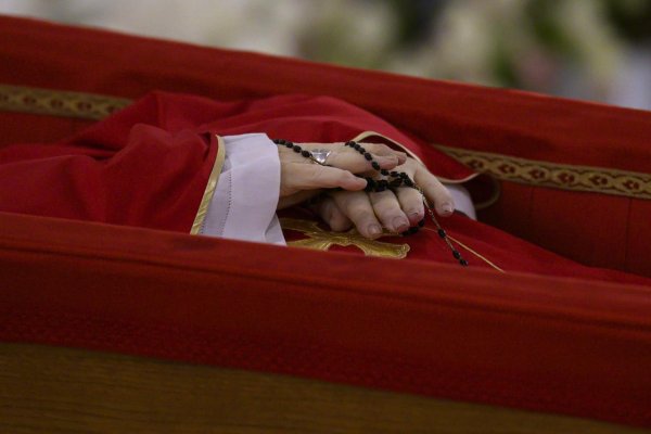 Vatikán zverejnil zábery pápeža Františka v otvorenej rakve
