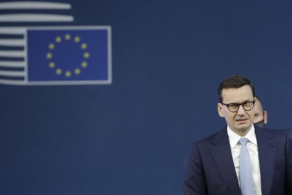 Poľský premiér Morawiecki zvažuje zvolanie mimoriadnych rokovaní NATO o kríze na hranici s Bieloruskom