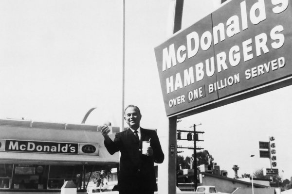 V USA je viac reštaurácií McDonald’s ako nemocníc. Ako sa z jednej reštaurácie stal celosvetový gigant?