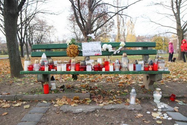 V piatok odhalia v parku na Račianskom Mýte legendárnu lavičku Mekyho Žbirku