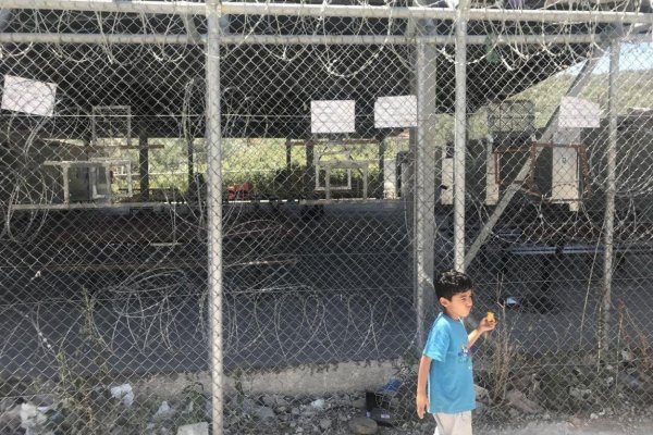 Newborns living on wooden pallets, such is the reality of the refugees of 44 nationalities on the island Lesbos