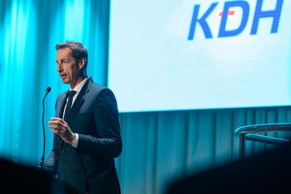 KDH: Štát prestal fungovať a ohrozuje rodinné rozpočty, premiér zase ignoruje ústavu. Hnutie prišlo s výzvou prezi