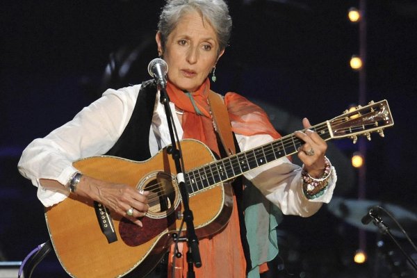 Protest Za slušné Slovensko podporila aj Joan Baez: S Jurajom Benetinom naspievali hymnu