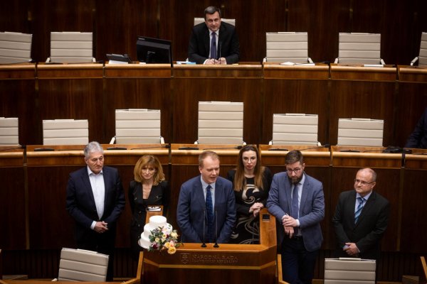 Mimoriadnu schôdzu pomohli otvoriť Blahová, Rajtár a Galko. Hlasovanie preložili na stredu