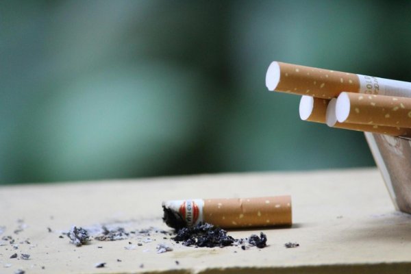 Britský parlament schválil zákaz predaja cigariet ľuďom narodeným po roku 2008