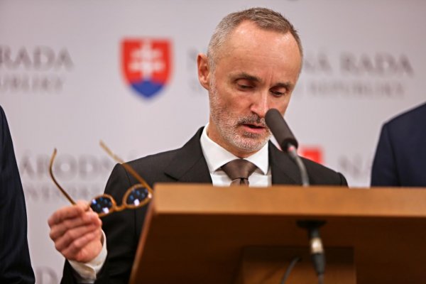 Valášek kritizuje Kaliňáka za spôsob nákupu vozidiel Tatra, ten oponuje