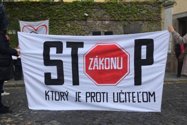 Slovenskí učitelia protestujú proti zákonu, koalícia ho plánuje schváliť