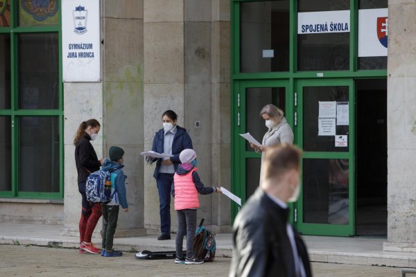 Žiaci základných a stredných škôl v piatich okresoch sa budú môcť od pondelka vrátiť do škôl, otvoria sa aj terasy reštaurácií 