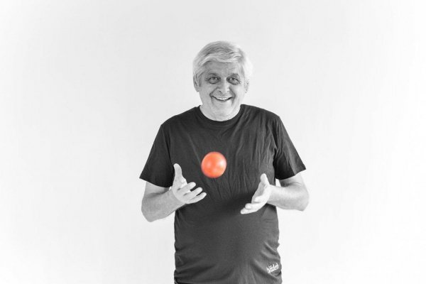 Premiér odhodil škrabošku dobráka