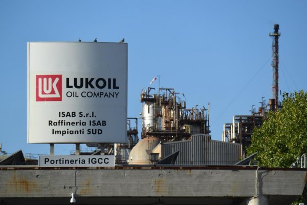 Británia uvalila ďalšie sankcie na Rusko vrátane spoločností Lukoil a Rosnefť