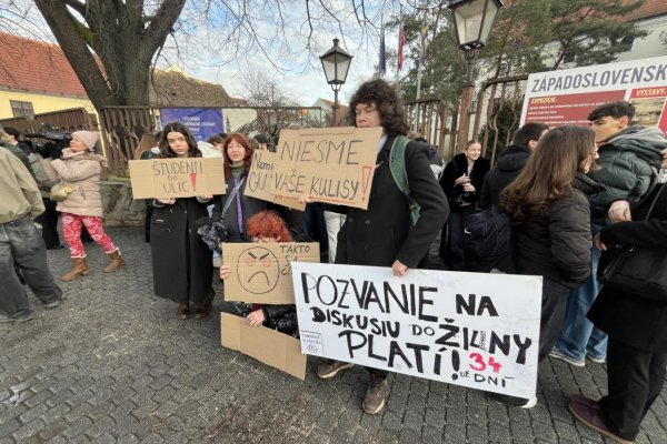 V Trnave protestovali proti zneužívaniu študentov na politickú kampaň Smeru