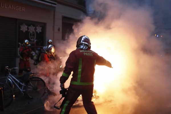 Zatvorená Eiffelova veža, tisíce policajtov a mlčiaci Macron. O čo ide francúzskym „žltým vestám“?