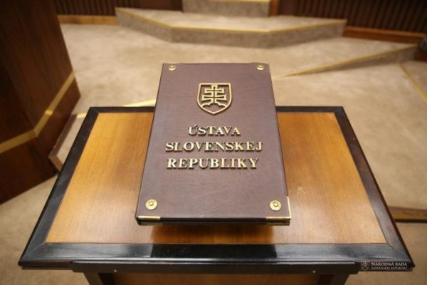 Amnesty kritizuje vládu za novelu ústavy, zmeny nie sú v súlade s medzinárodným záväzkami v oblasti ľudských práv