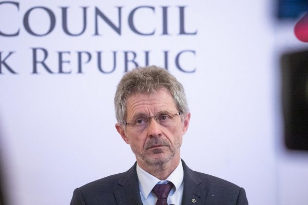 Szijjártó by mal vysvetliť kontakty s Lavrovom a nie urážať Pavla, uviedol Vystrčil