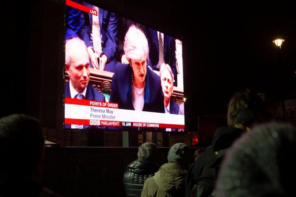 Theresa May hľadá cestu von z EÚ. Čo reálne môže britským poslancom ponúknuť?