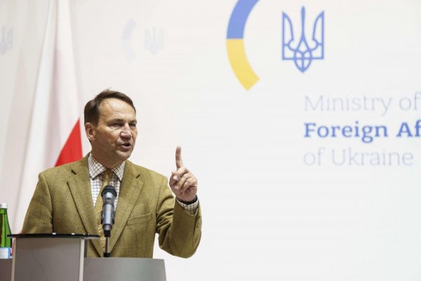 Rusko prienikom dronov do Poľska testovalo reakciu NATO, uviedol Sikorski