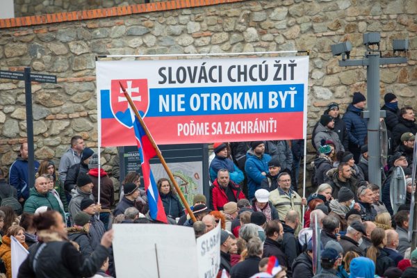 Protesty v hlavnom meste naďalej pokračujú, polícia situáciu monitoruje 