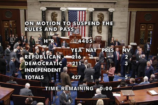 Snemovňa aj Senát amerického Kongresu schválili návrh zákona nariaďujúci zverejnenie Epsteinových spisov