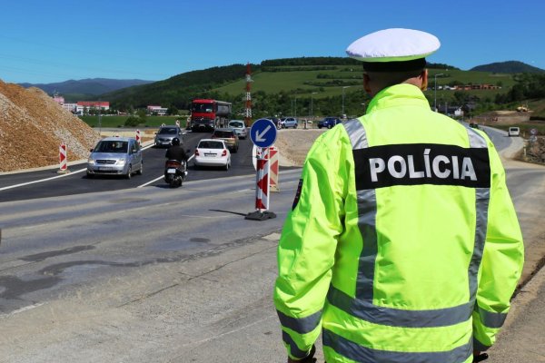 Policajti nebudú mať od júla na rovnošatách menovky