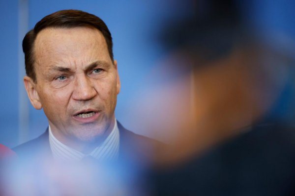 Sikorski vyzval Muska, aby Rusom vypol Starlink