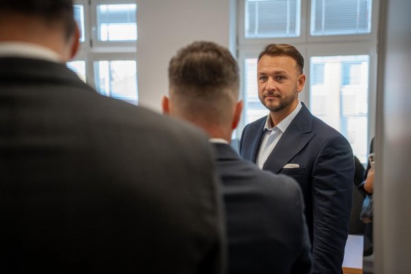 Opozícia kritizuje ministra vnútra za jeho exekúciu